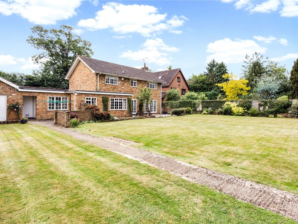 4 bed detached house for sale in Tower Hill, Chipperfield, Kings