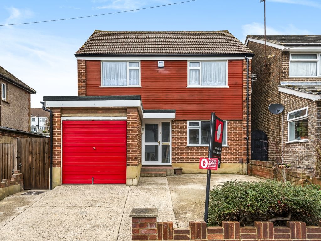 3 bed detached house to rent in Cambridge Road, Strood, Rochester ME2