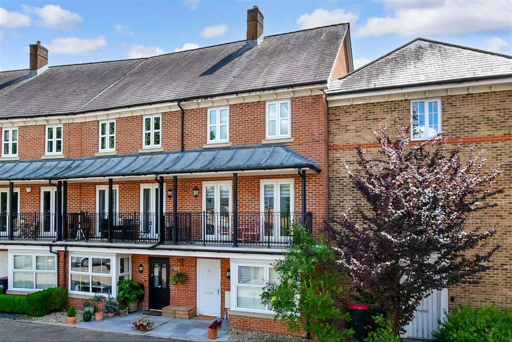 4 bed town house for sale in Stone Court, Crawley, West Sussex RH10