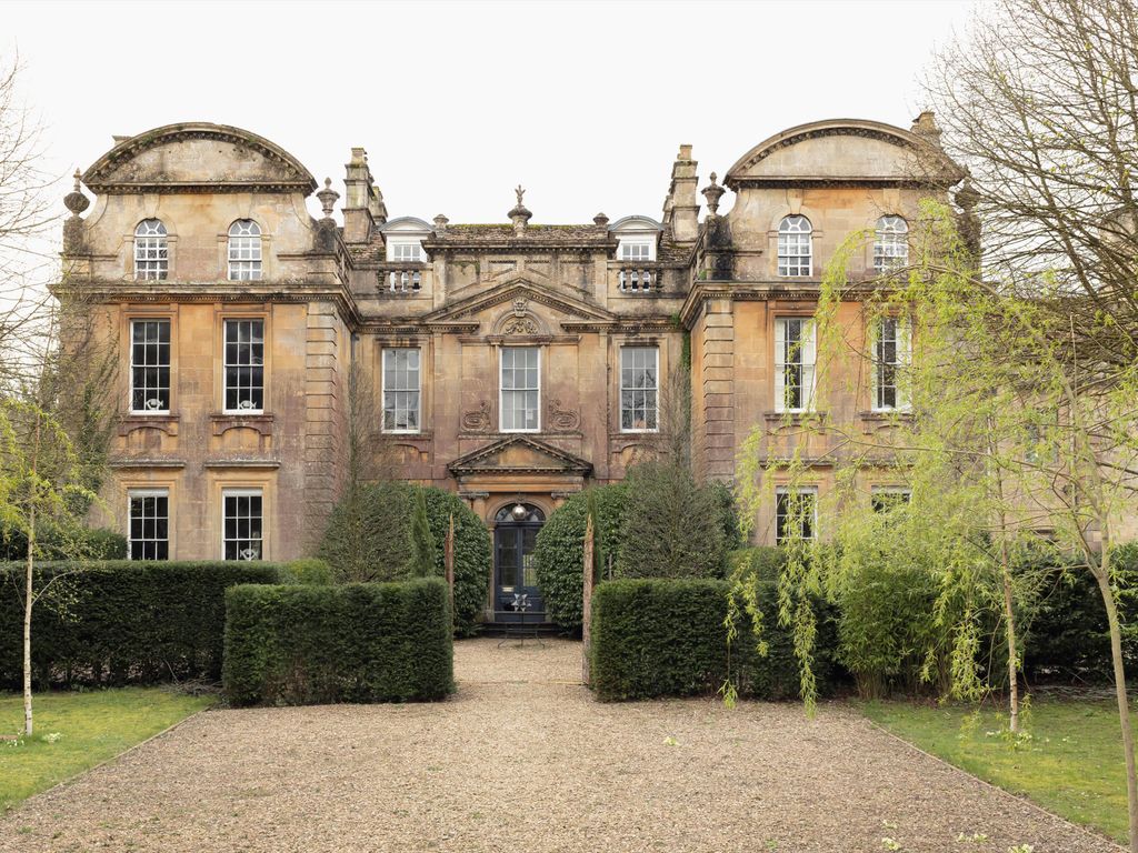 6 bed end terrace house for sale in Bath Road, Chippenham, Wiltshire