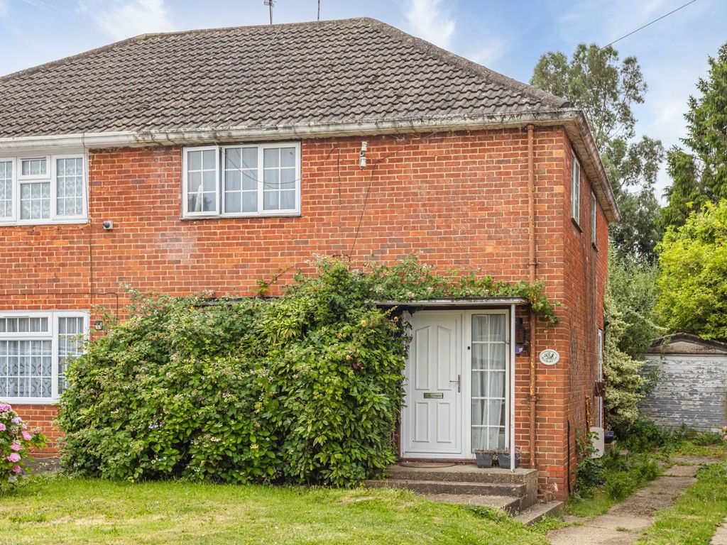 3 bed semidetached house for sale in Coombe Close, Crawley RH11, £