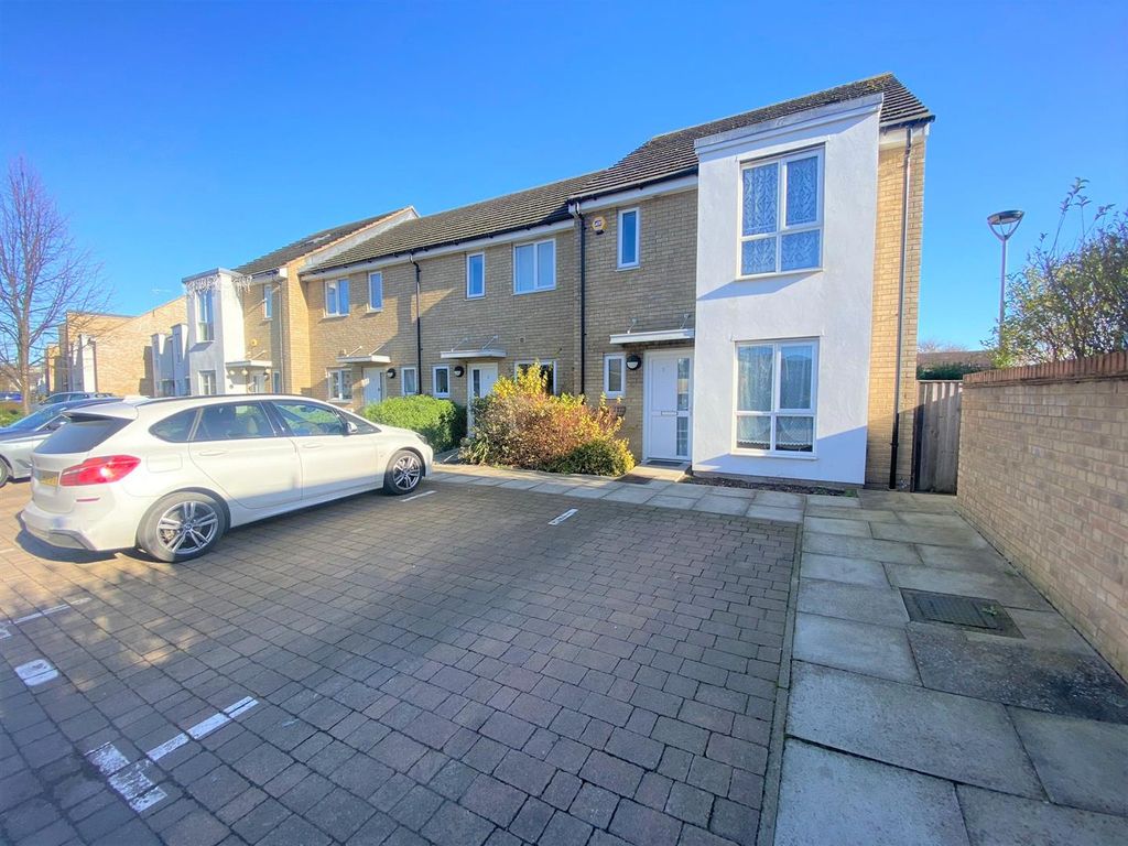 3 bed terraced house to rent in Evergreen Drive, West Drayton