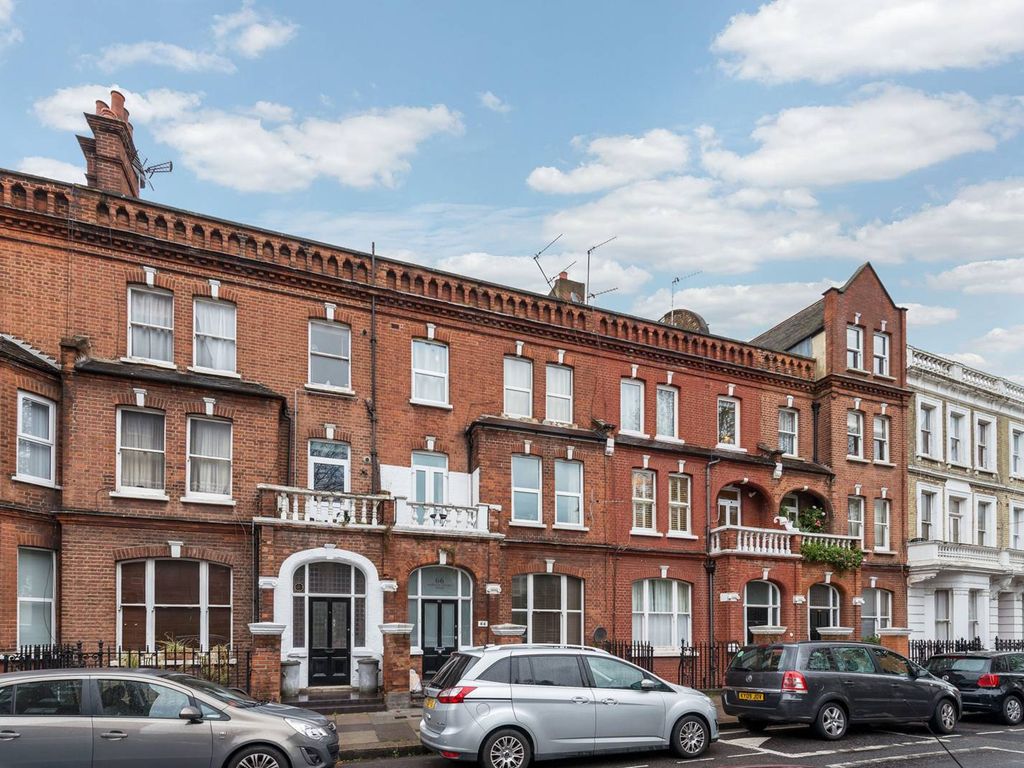 2 bed flat to rent in Barons Court Road, Barons Court, London W14, £