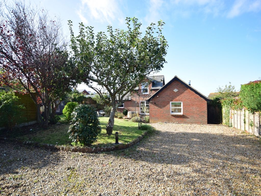 3 bed detached house to rent in Worsley Road, Gurnard, Cowes PO31, £