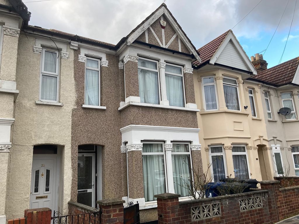3 bed terraced house to rent in West End Road, Southall UB1, £2,200 pcm