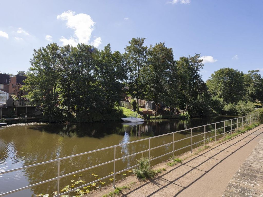 2 bed flat for sale in Kingfisher Meadow, Maidstone ME16, £200,000 Zoopla