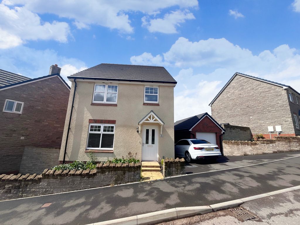 4 bed property to rent in Heol Lowri, Pontrhydyrun, Cwmbran NP44, £