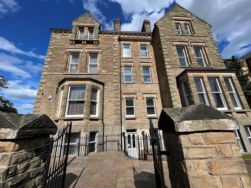 2 bed flat for sale in Westbourne Grove, Scarborough YO11, £140,000