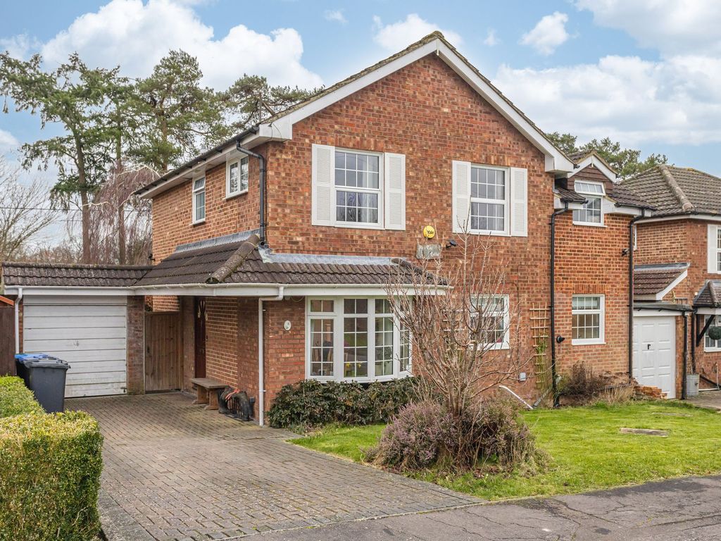 5 bed detached house for sale in Chesterton Close, East Grinstead RH19, £585,000 Zoopla