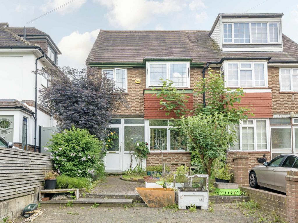3 bed semidetached house to rent in Brenchley Gardens, London SE23