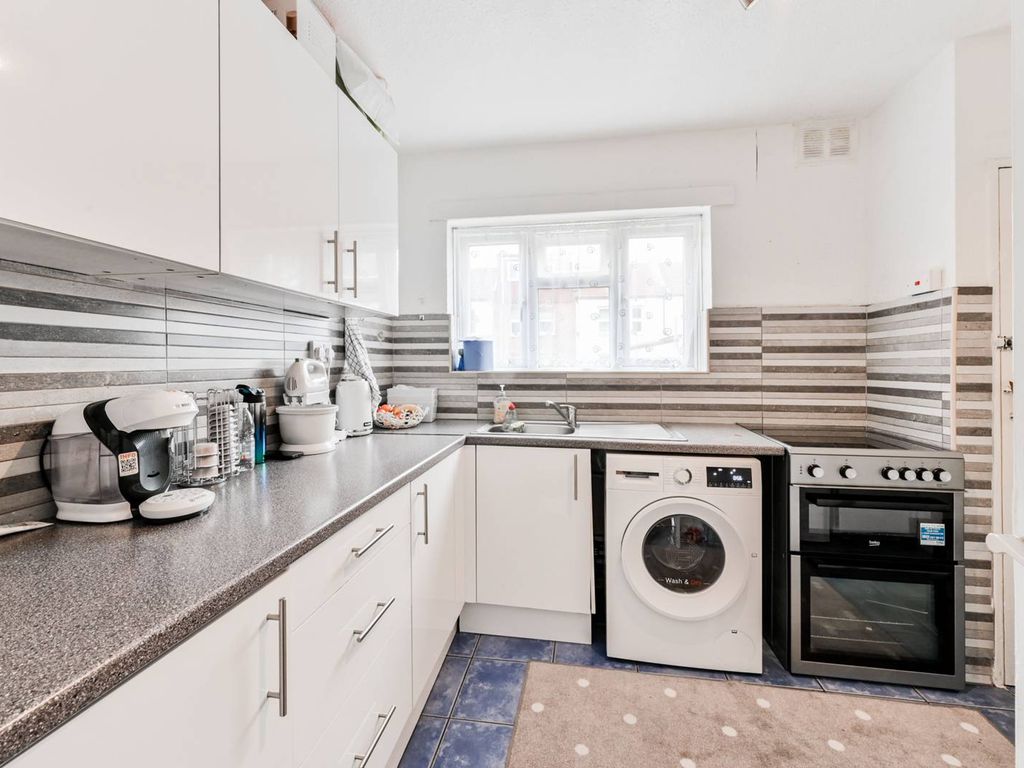 2 bed flat for sale in Pevensey Avenue, Enfield Town, Enfield EN1 Zoopla