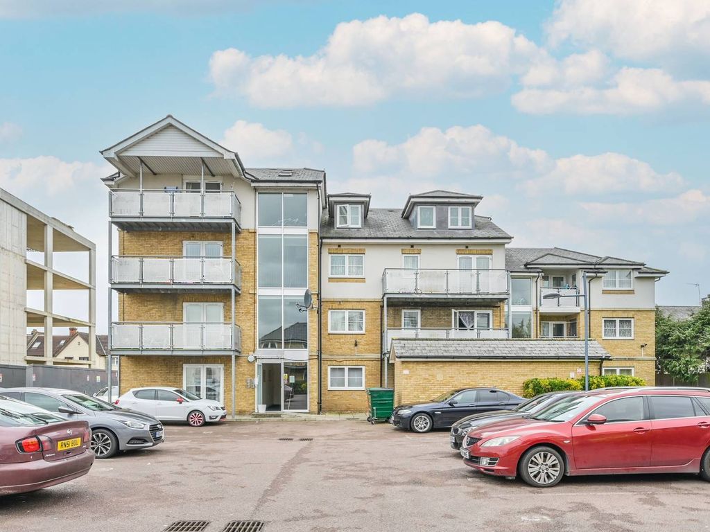 2 bed flat to rent in Lockwood Place, Chingford, London E4, £2,600 pcm