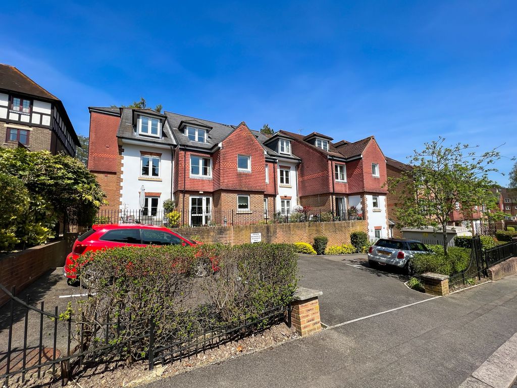 2 bed flat to rent in Fairfield Road, East Grinstead RH19 Zoopla