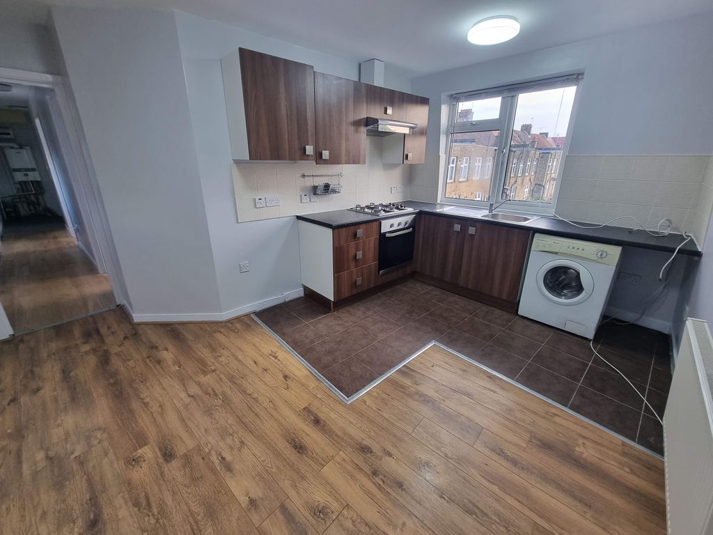 2 bed flat to rent in Finchley Road, Temple Fortune, London NW11, £