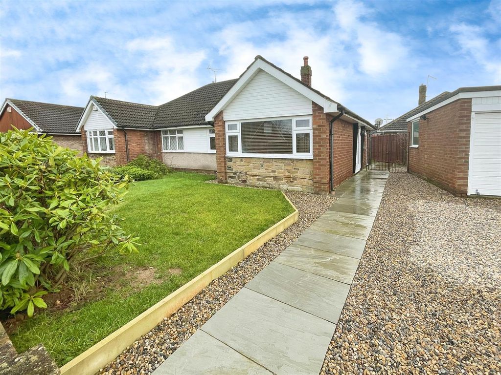 2 bed semidetached bungalow for sale in Springmead Drive, Garforth