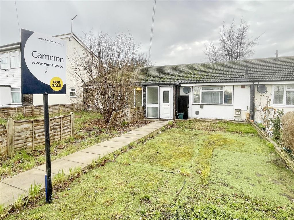 2 bed bungalow for sale in Bath Road, Harmondsworth, West Drayton UB7