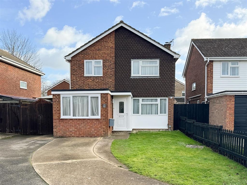 3 bed detached house for sale in Jeffery Close, Staplehurst, Tonbridge