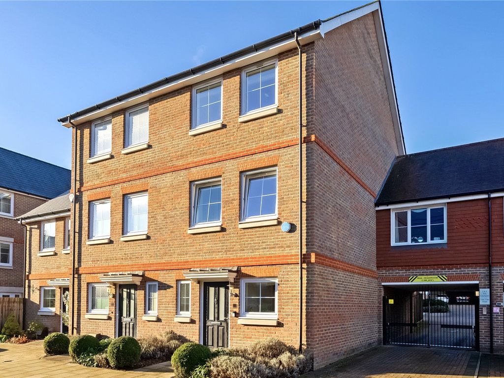 4 bed end terrace house for sale in Yew Tree Road, Dunton Green