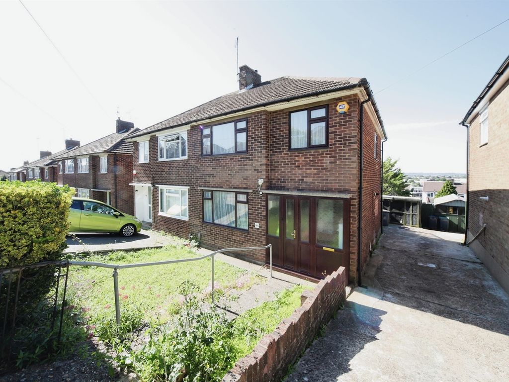 3 bed semidetached house for sale in Grampian Way, Luton LU3, £350,000