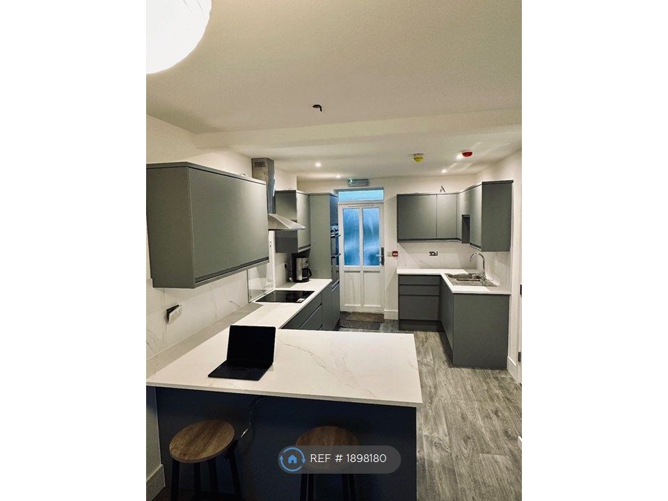 6 bed terraced house to rent in Fore Street, Heavitree, Exeter EX1, £