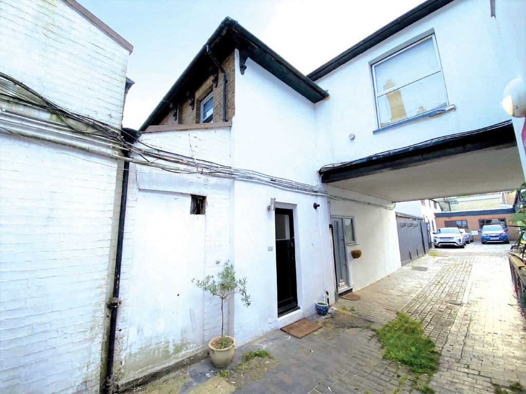 2 bed flat for sale in Ewell Road, Surbiton KT6, £170,000 Zoopla