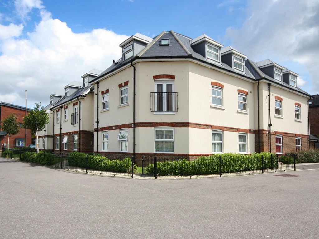 2 bed flat to rent in Brighton Road, Horsham RH13, £1,125 pcm Zoopla