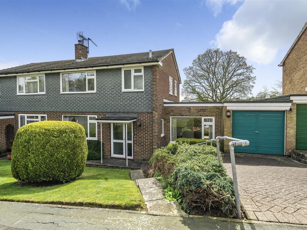 4 bed property for sale in Hillrise, Crowborough TN6, £400,000 Zoopla