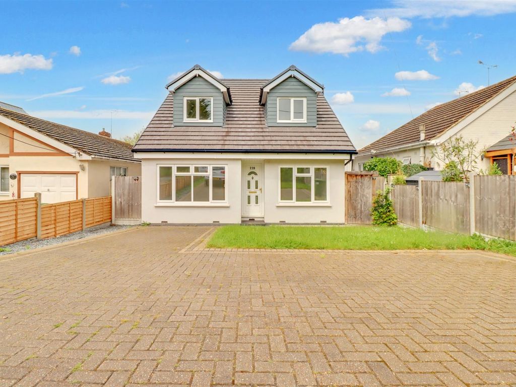 4 bed detached bungalow for sale in London Road, Wickford SS12, £