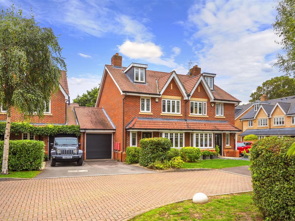4 bed semidetached house to rent in Meath Gardens, Horley RH6 Zoopla