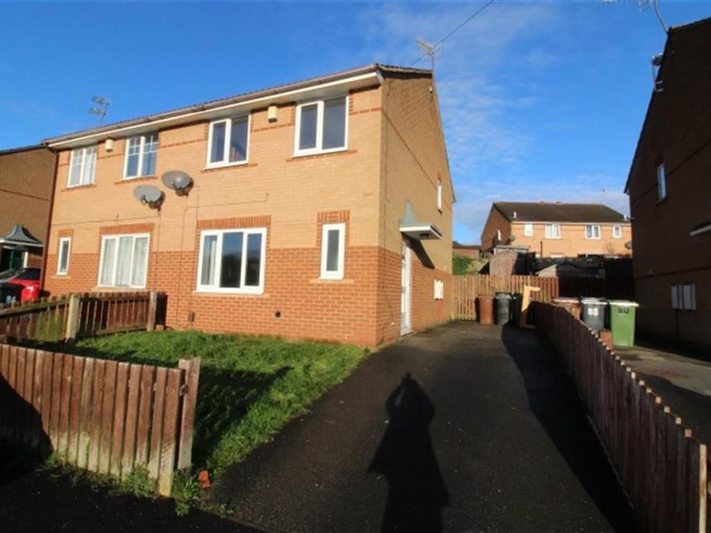 3 bed semidetached house to rent in Victoria Park Avenue, Bramley