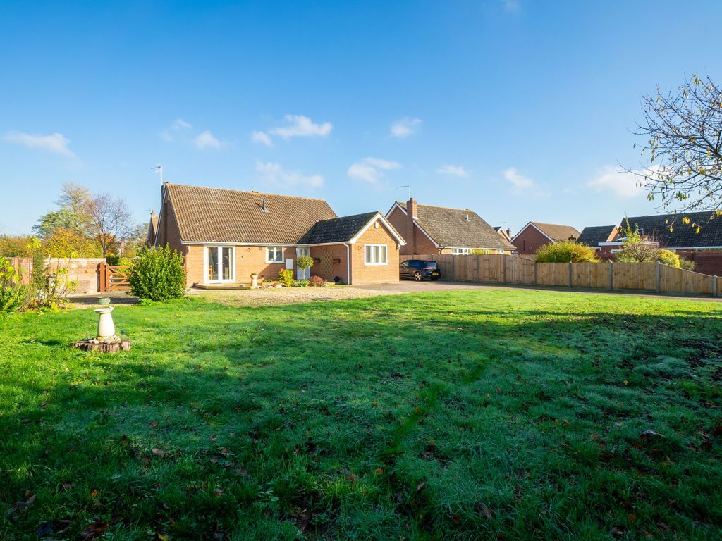 2 bed detached bungalow for sale in Clements Close, Scole, Diss IP21