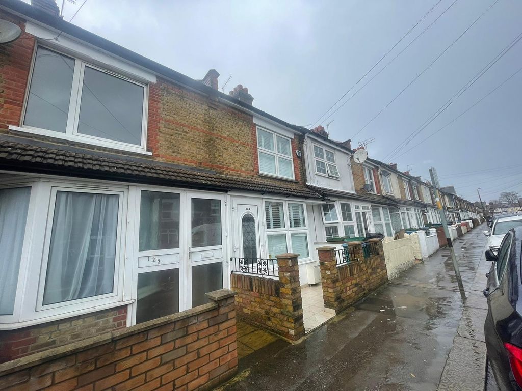 3 bed terraced house to rent in Chester Road, Watford, Hertfordshire
