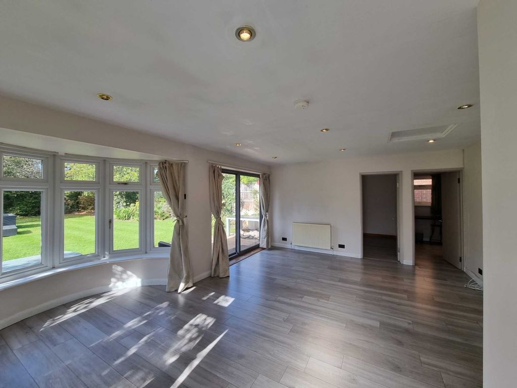 2 bed flat to rent in Newmans Way, EN4, £1,750 pcm Zoopla