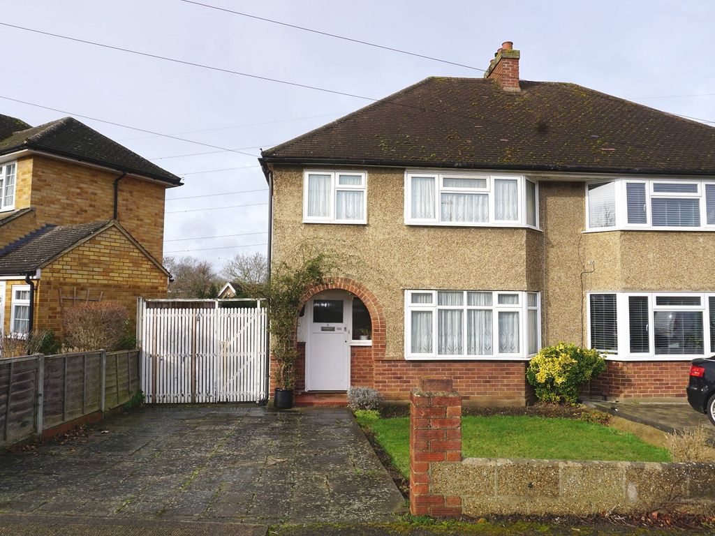3 bed semidetached house for sale in Ashby Avenue, Chessington, Surrey