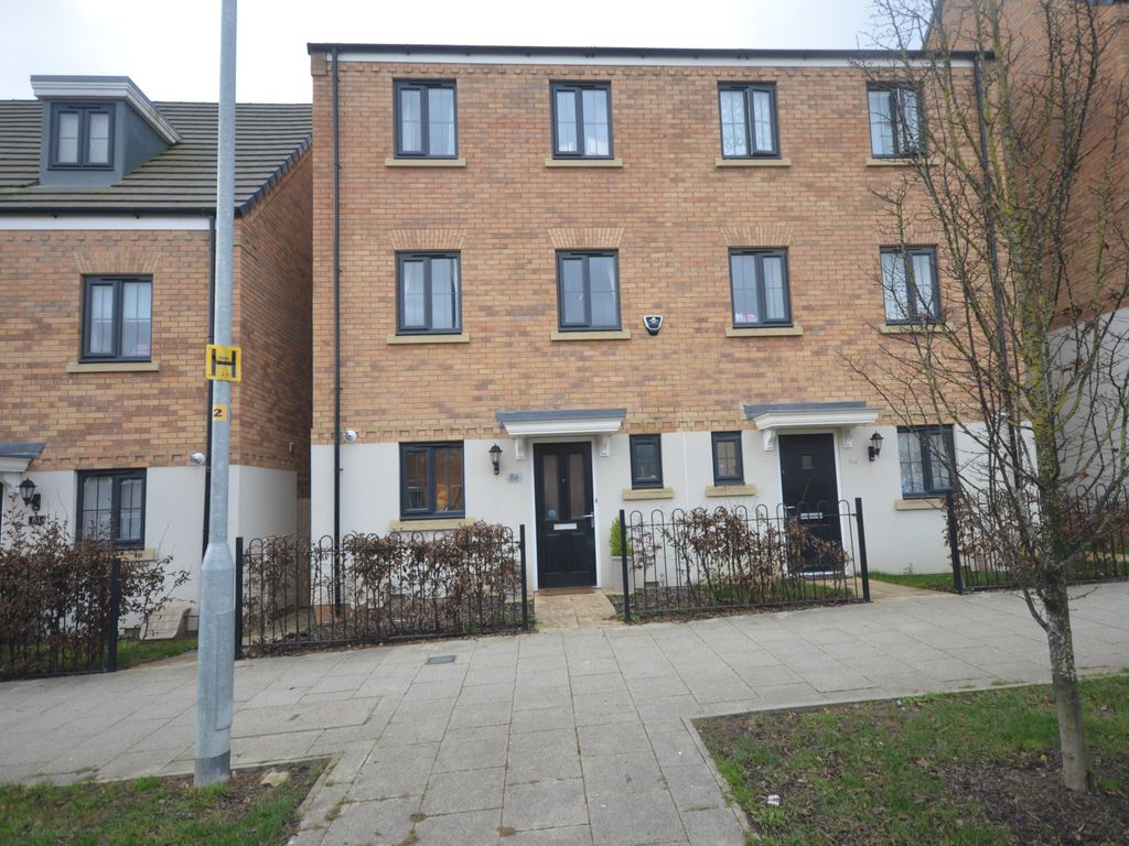 4 bed town house to rent in The Avenue, Priors Hall Park, Corby NN17