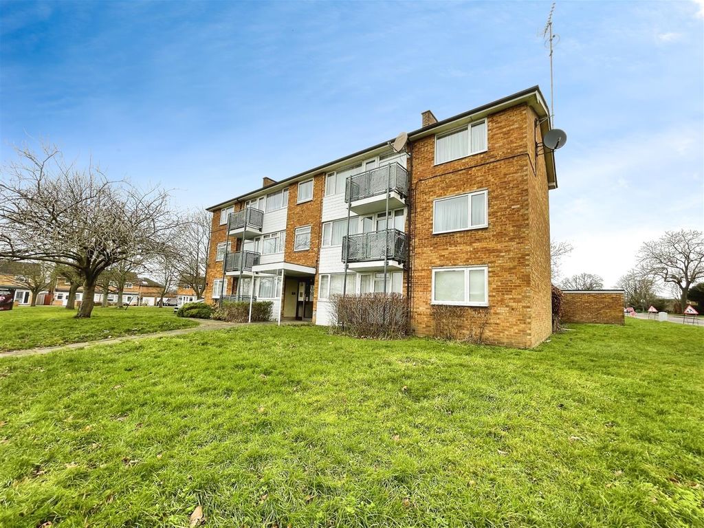 2 bed flat for sale in Adeyfield Road, Hemel Hempstead HP2, £240,000 Zoopla