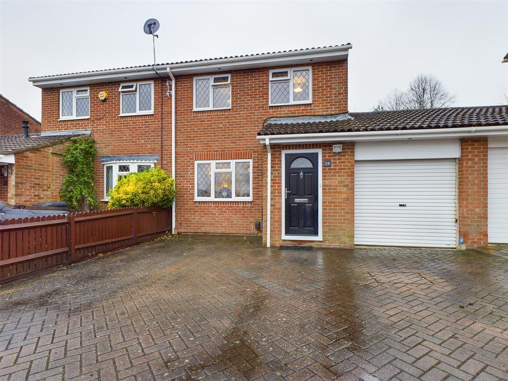 3 bed semidetached house for sale in Mathias Walk, Basingstoke RG22