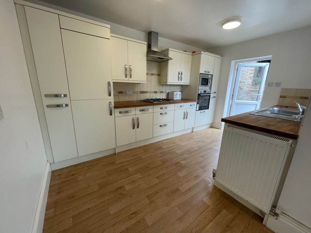 4 bed property to rent in Maple Road, Winton, Bournemouth BH9 Zoopla