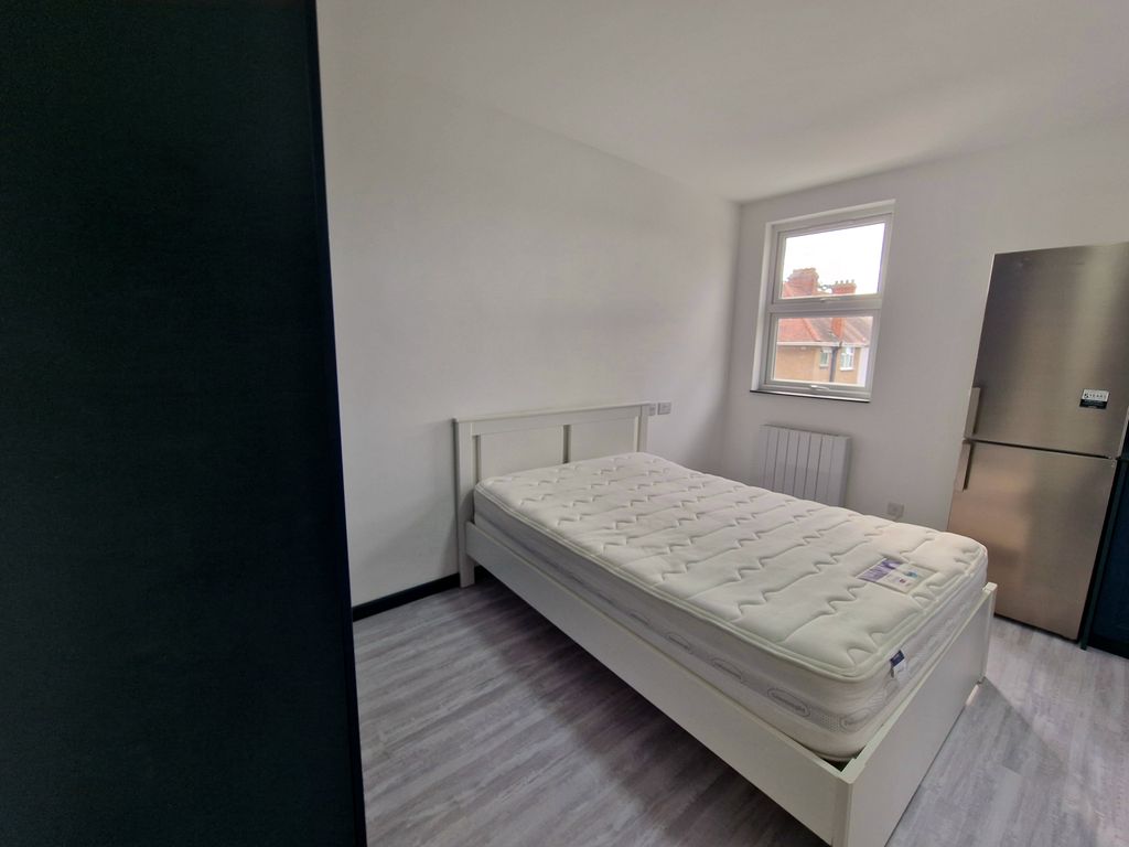 Studio to rent in Cromwell Road, Hounslow TW3, £1,200 pcm Zoopla