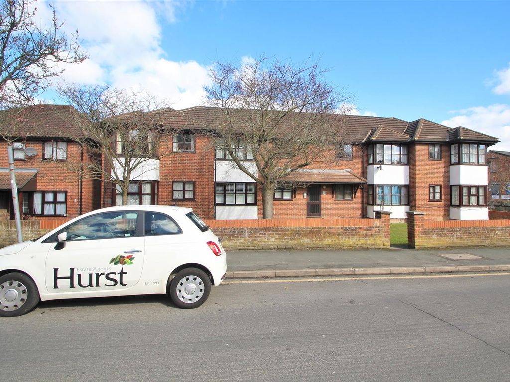 1 bed flat to rent in Fryers Court, Eaton Avenue, High HP12