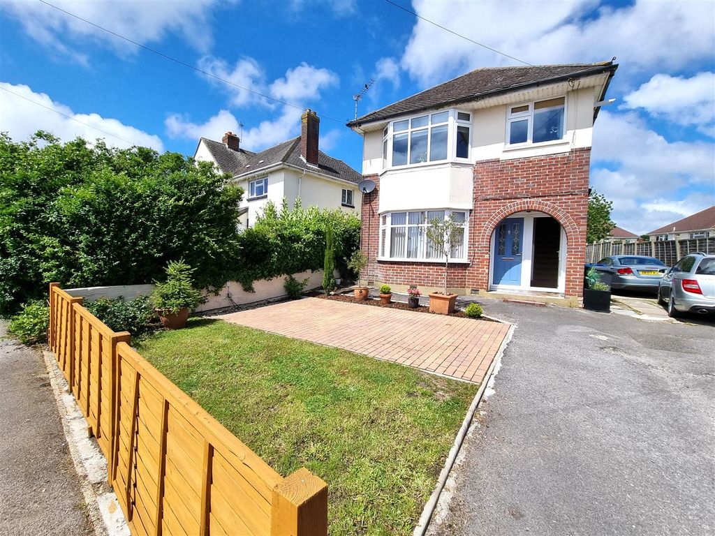 1 bed flat for sale in Rossmore Road, Parkstone, Poole BH12, £179,950