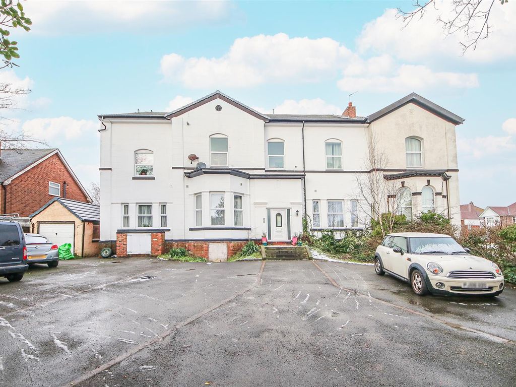 2 bed flat for sale in Queens Road, Hesketh Park, Southport PR9, £