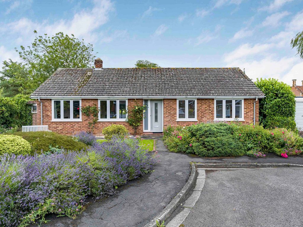 3 bed bungalow for sale in Brookside, Oakley HP18, £525,000 Zoopla