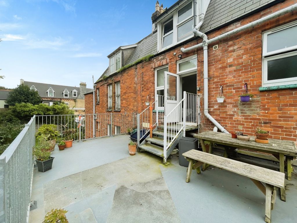 2 bed flat for sale in Torrs Park, EX34, £135,000 Zoopla