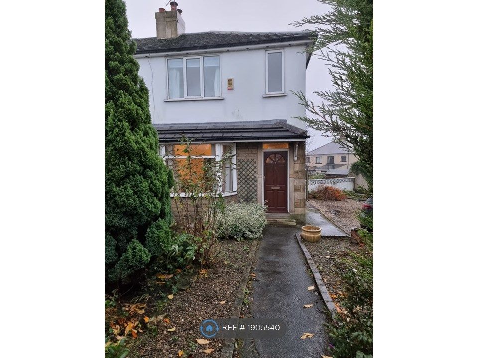 3 bed semidetached house to rent in Newhall Road, Bradford BD4, £950