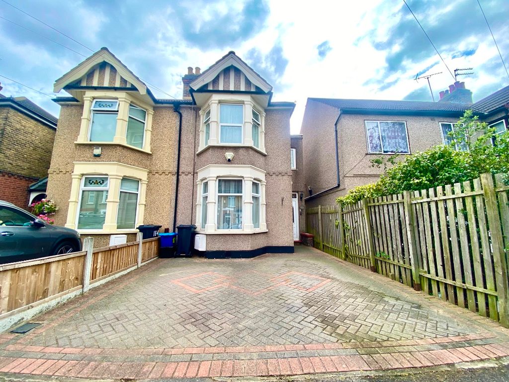 3 bed semidetached house for sale in Pembroke Road, Seven Kings
