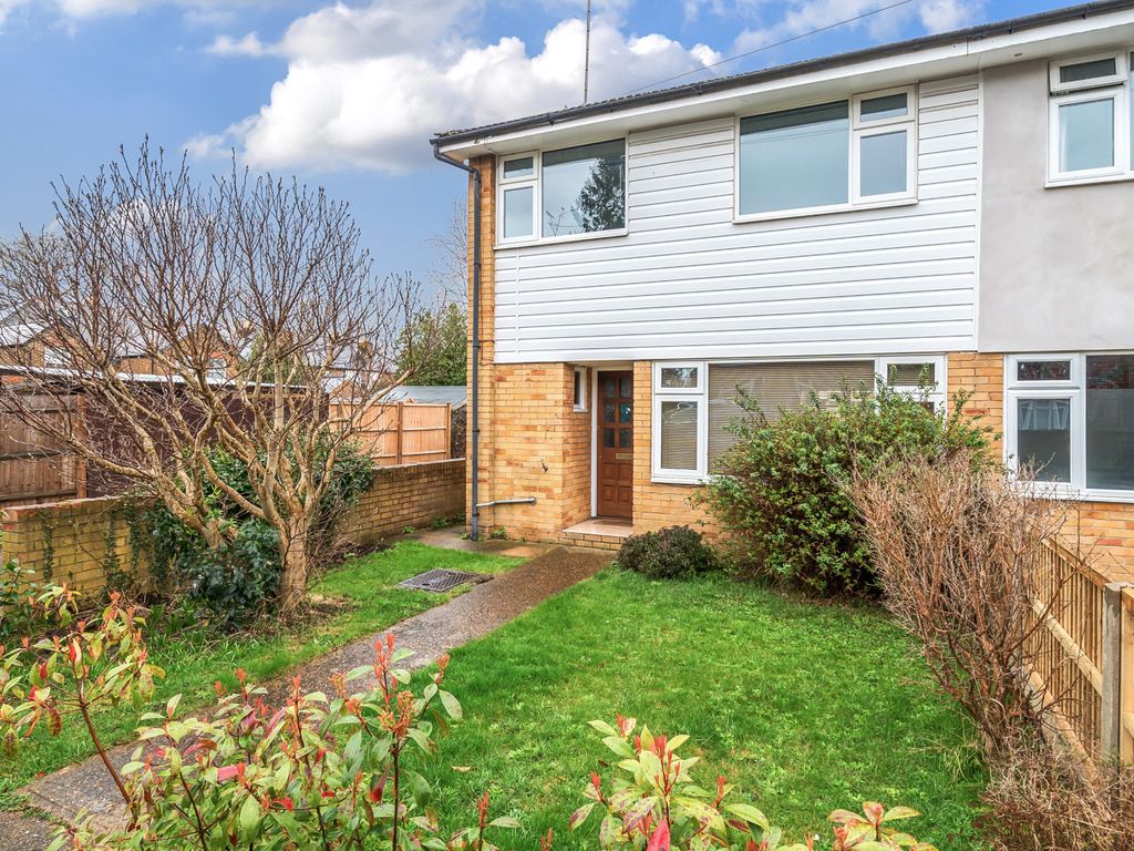 3 bed detached house to rent in Copse Road, Cobham KT11, £1,700 pcm