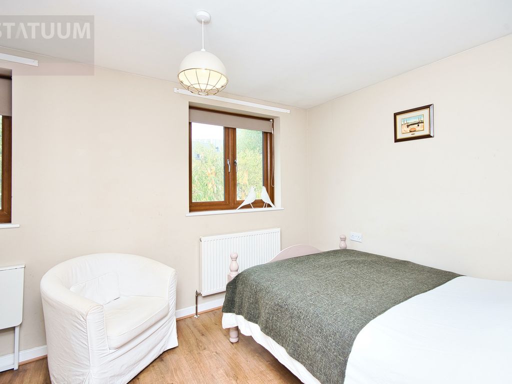 Room to rent in St Leonards St, Bromley By Bow, East London, London E3