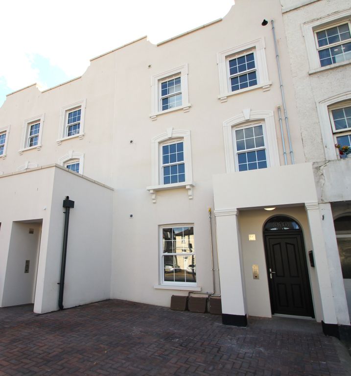 2 bed flat to rent in Ewell Road, Surbiton KT6, £1,875 pcm Zoopla