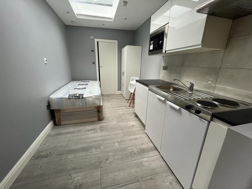 Studio to rent in Finchley Road, London NW11, £900 pcm Zoopla